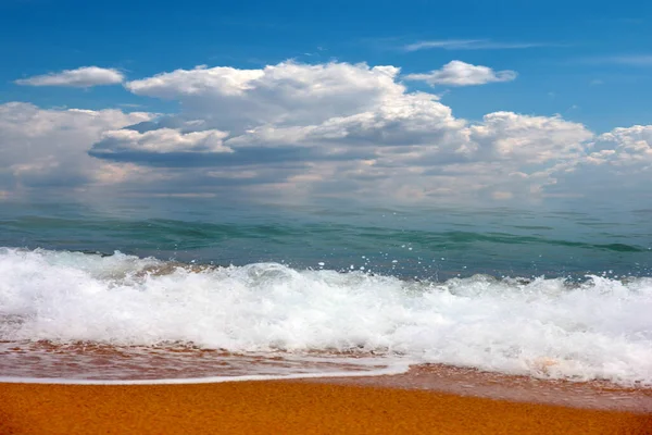 Dalgalı ve kumlu güzel deniz manzarası