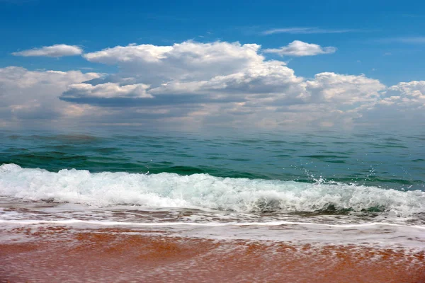 Dalgalı Kumlu Güzel Deniz Manzarası — Stok fotoğraf