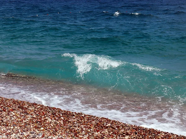 Όμορφα Κύματα Της Θάλασσας Και Βοτσαλωτή Παραλία — Φωτογραφία Αρχείου