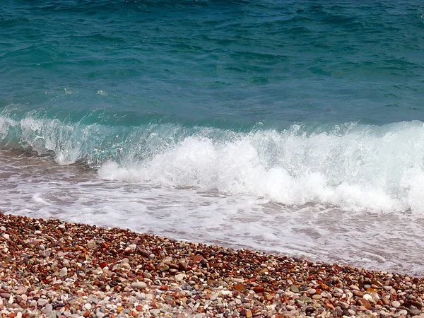 美丽的海浪和卵石海滩 — 图库照片