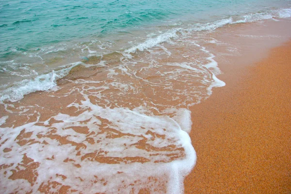 Schöner Sandstrand Und Meereswellen — Stockfoto