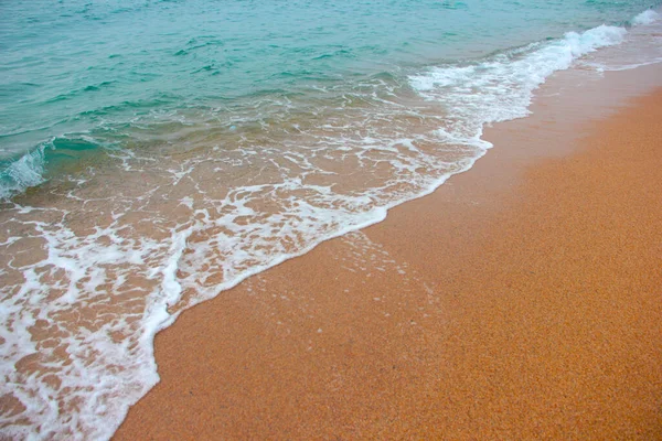 Schöner Sandstrand Und Meereswellen — Stockfoto