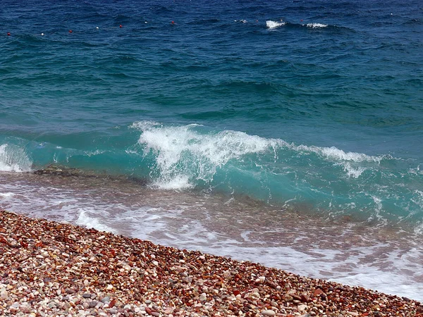 Θαλάσσια Κύματα Και Βοτσαλωτή Παραλία Τόπος Ενεργού Αναψυχής — Φωτογραφία Αρχείου