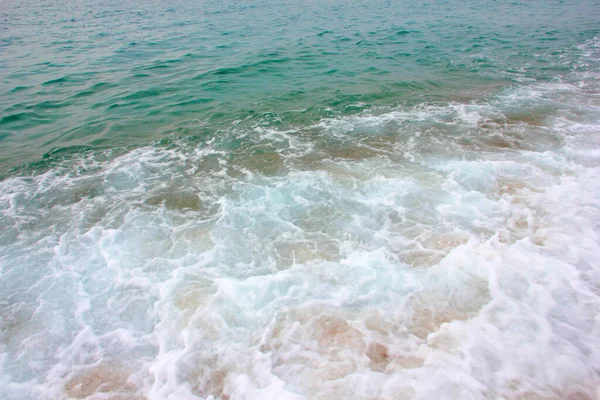 Θαλάσσια Κύματα Και Βοτσαλωτή Παραλία Τόπος Ενεργού Αναψυχής — Φωτογραφία Αρχείου