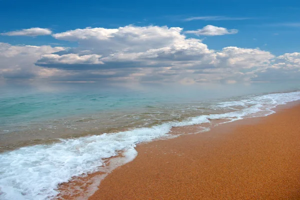 Enchanting Sea Beach Clean Sand Transparent Waves — Fotografia de Stock