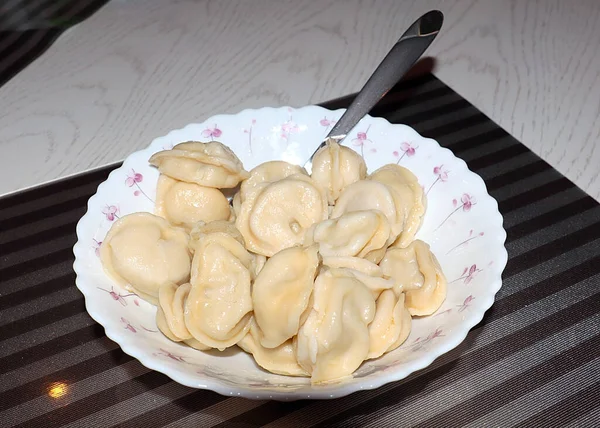 在夏天的咖啡店里把热的俄国饺子放在盘子里 — 图库照片