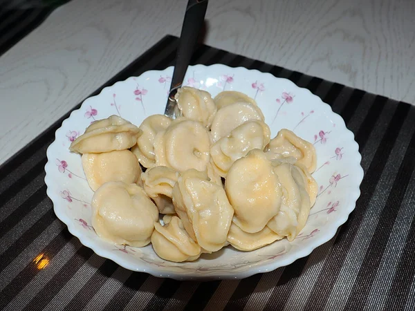 Heiße Russische Knödel Auf Einem Teller Einem Sommercafé — Stockfoto