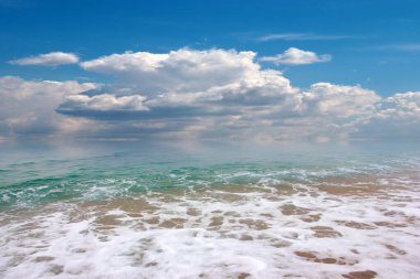 Dalgalar deniz kenarında küçük fırtınalar