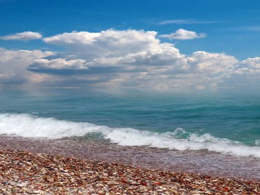 Dalgalar deniz kenarında küçük fırtınalar