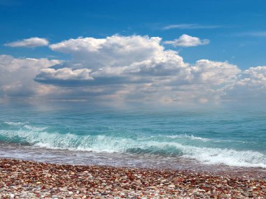 Dalgalar deniz kenarında küçük fırtınalar