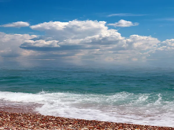 Schöne Landschaft Mit Kieselstrand Und Wellen Des Meeres Vor Dem — Stockfoto