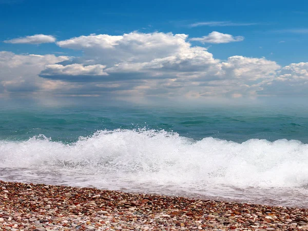 Schöne Landschaft Mit Kieselstrand Und Wellen Des Meeres Vor Dem — Stockfoto