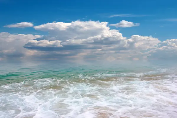 Beautiful Landscape Pebble Beach Waves Sea Backdrop Cloudy Sky — Stok fotoğraf