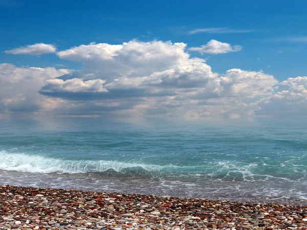 Schöne Landschaft Mit Kieselstrand Und Wellen Des Meeres Vor Dem — Stockfoto