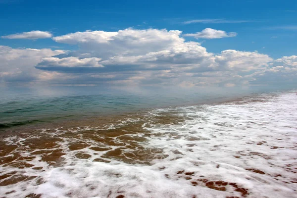 Piękny Krajobraz Żwirową Plażą Falami Morza Tle Zachmurzonego Nieba — Zdjęcie stockowe