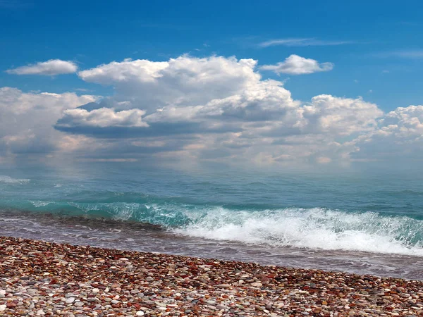Schöne Landschaft Mit Kieselstrand Und Wellen Des Meeres Vor Dem — Stockfoto