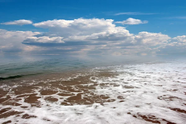 Beautiful Landscape Pebble Beach Waves Sea Backdrop Cloudy Sky — Stok fotoğraf