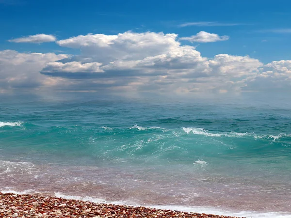 Schöner Strand Meer Und Bewölkter Himmel — Stockfoto