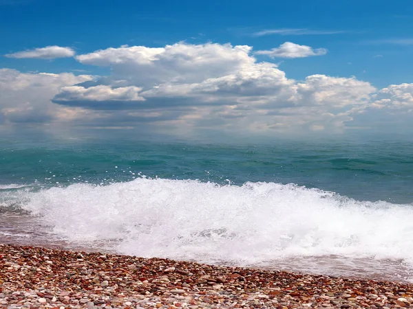 Schöner Strand Meer Und Bewölkter Himmel — Stockfoto