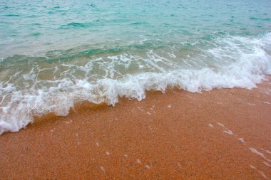 Açık deniz dalgaları ve kumlu sahil