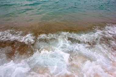 Açık deniz dalgaları ve kumlu sahil