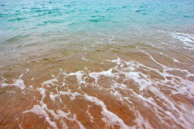 Açık deniz dalgaları ve kumlu sahil