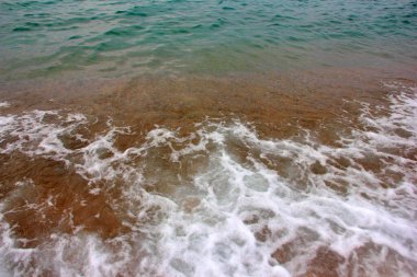 Açık deniz dalgaları ve kumlu sahil