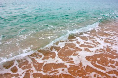 Açık deniz dalgaları ve kumlu sahil