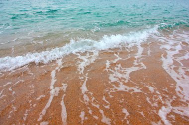 Açık deniz dalgaları ve kumlu sahil