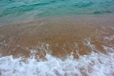 Açık deniz dalgaları ve kumlu sahil