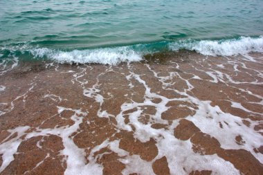 Açık deniz dalgaları ve kumlu sahil