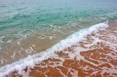 Açık deniz dalgaları ve kumlu sahil