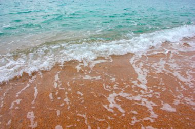 Açık deniz dalgaları ve kumlu sahil