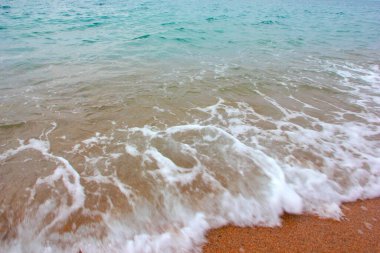 Açık deniz dalgaları ve kumlu sahil