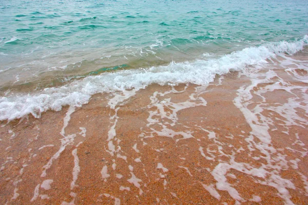 Καθαρά Θαλάσσια Κύματα Και Αμμώδης Παραλία — Φωτογραφία Αρχείου