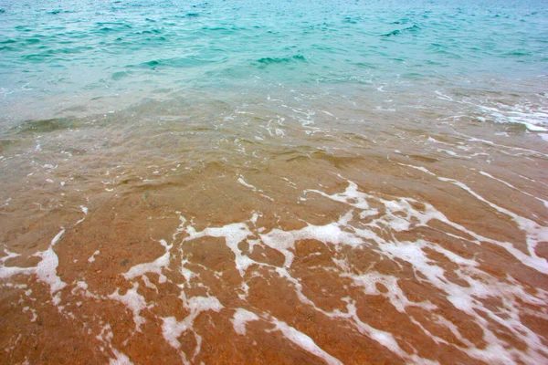 澄んだ海の波と砂浜 — ストック写真