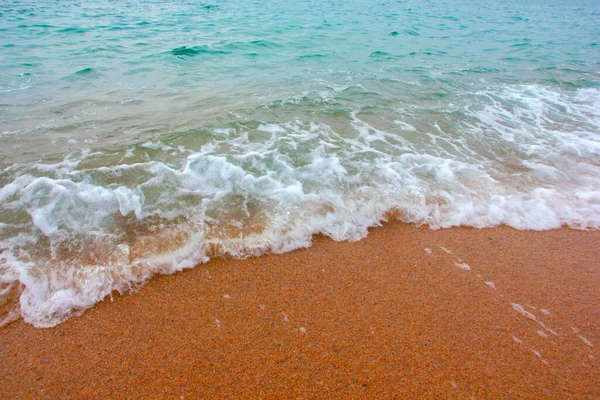 Açık Deniz Dalgaları Kumlu Sahil — Stok fotoğraf