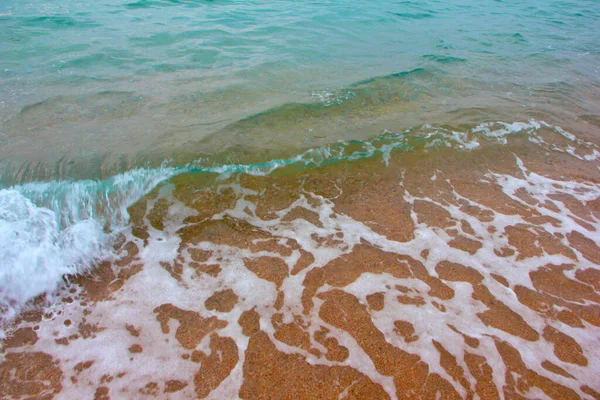 Açık deniz dalgaları ve kumlu sahil