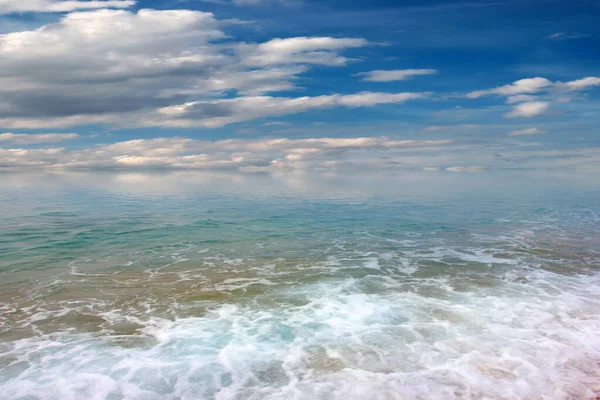 曇った夏の太陽の下で美しい波と海のビーチ — ストック写真