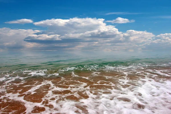 Güzel Dalgalar Deniz Sahilleri Bulutlu Yaz Güneşinin Altında — Stok fotoğraf