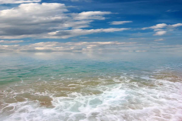 曇った夏の太陽の下で美しい波と海のビーチ — ストック写真