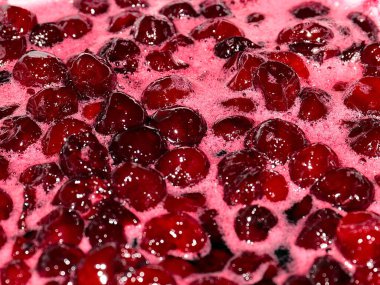 Pişirme sırasında kiraz reçeli kaynayan yüzeyde köpük ve hava kabarcıkları