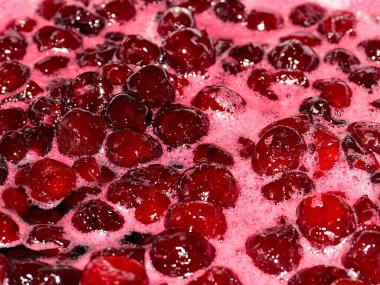 Pişirme sırasında kiraz reçeli kaynayan yüzeyde köpük ve hava kabarcıkları