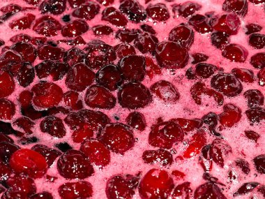 Pişirme sırasında kiraz reçeli kaynayan yüzeyde köpük ve hava kabarcıkları