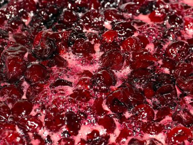 Pişirme sırasında kiraz reçeli kaynayan yüzeyde köpük ve hava kabarcıkları