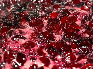 Pişirme sırasında kiraz reçeli kaynayan yüzeyde köpük ve hava kabarcıkları