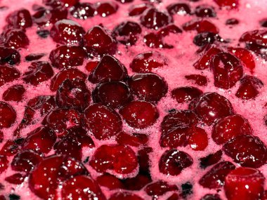 Pişirme sırasında kiraz reçeli kaynayan yüzeyde köpük ve hava kabarcıkları