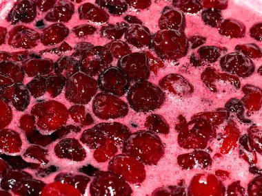 Pişirme sırasında kiraz reçeli kaynayan yüzeyde köpük ve hava kabarcıkları