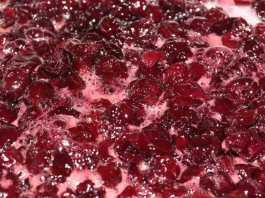 Pişirme sırasında kiraz reçeli kaynayan yüzeyde köpük ve hava kabarcıkları