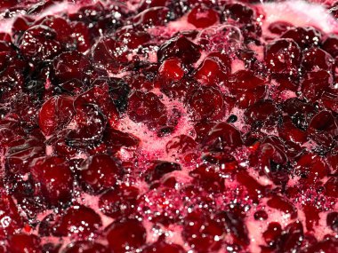 Pişirme sırasında kiraz reçeli kaynayan yüzeyde köpük ve hava kabarcıkları